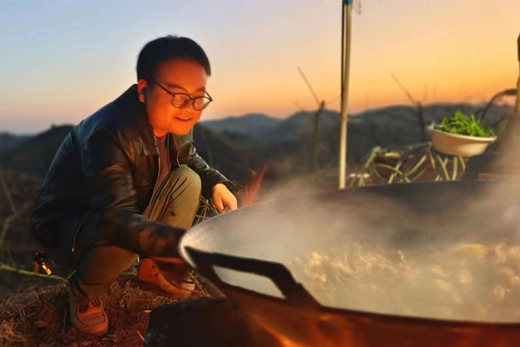 站長(zhǎng)年會(huì)晚餐柴火雞準(zhǔn)備中